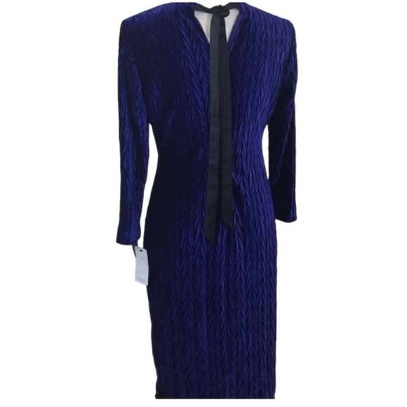 New  Maggy London  Dress. Blue Velvet. Sz. 4 - Picture 2 of 9